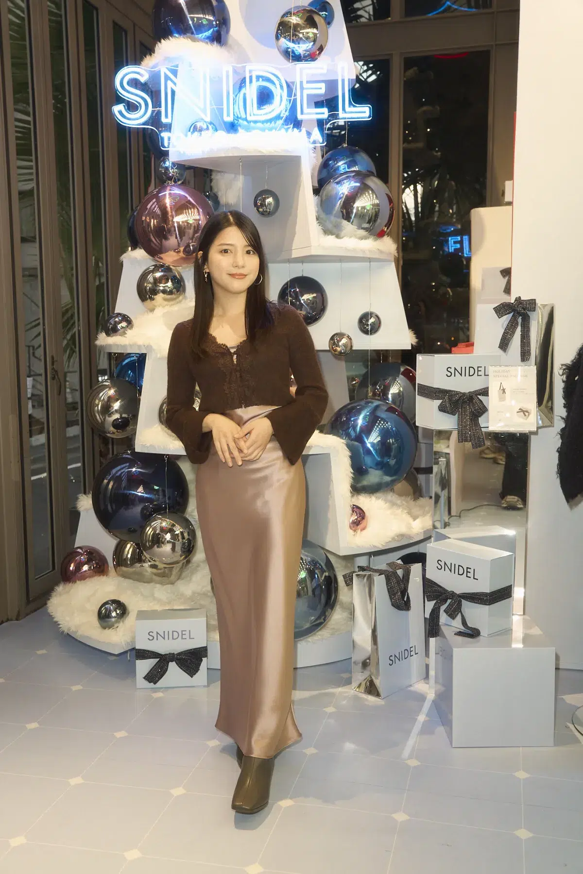 八木アリサ、川島海荷、古畑星夏、藤井サチら豪華ゲストが来場！SNIDEL TOKYO AOYAMA店がHOLIDAY仕様に！「冬の空気に溶け込む、そっと煌めく瞬間」をコンセプトに“みなさんに幸運をお裾分け“