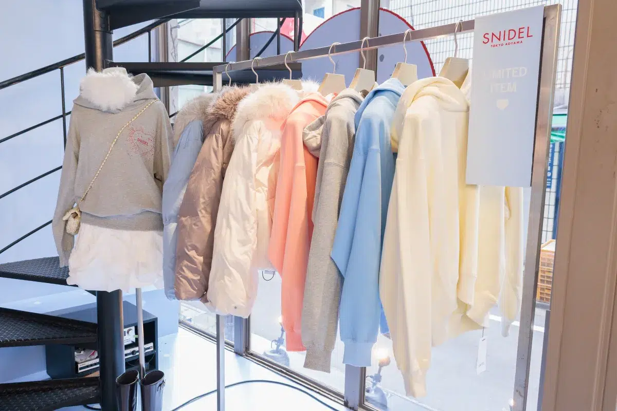 八木アリサ、川島海荷、古畑星夏、藤井サチら豪華ゲストが来場！SNIDEL TOKYO AOYAMA店がHOLIDAY仕様に！「冬の空気に溶け込む、そっと煌めく瞬間」をコンセプトに“みなさんに幸運をお裾分け“