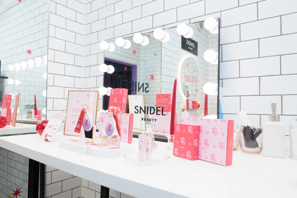 八木アリサ、川島海荷、古畑星夏、藤井サチら豪華ゲストが来場！SNIDEL TOKYO AOYAMA店がHOLIDAY仕様に！「冬の空気に溶け込む、そっと煌めく瞬間」をコンセプトに“みなさんに幸運をお裾分け“