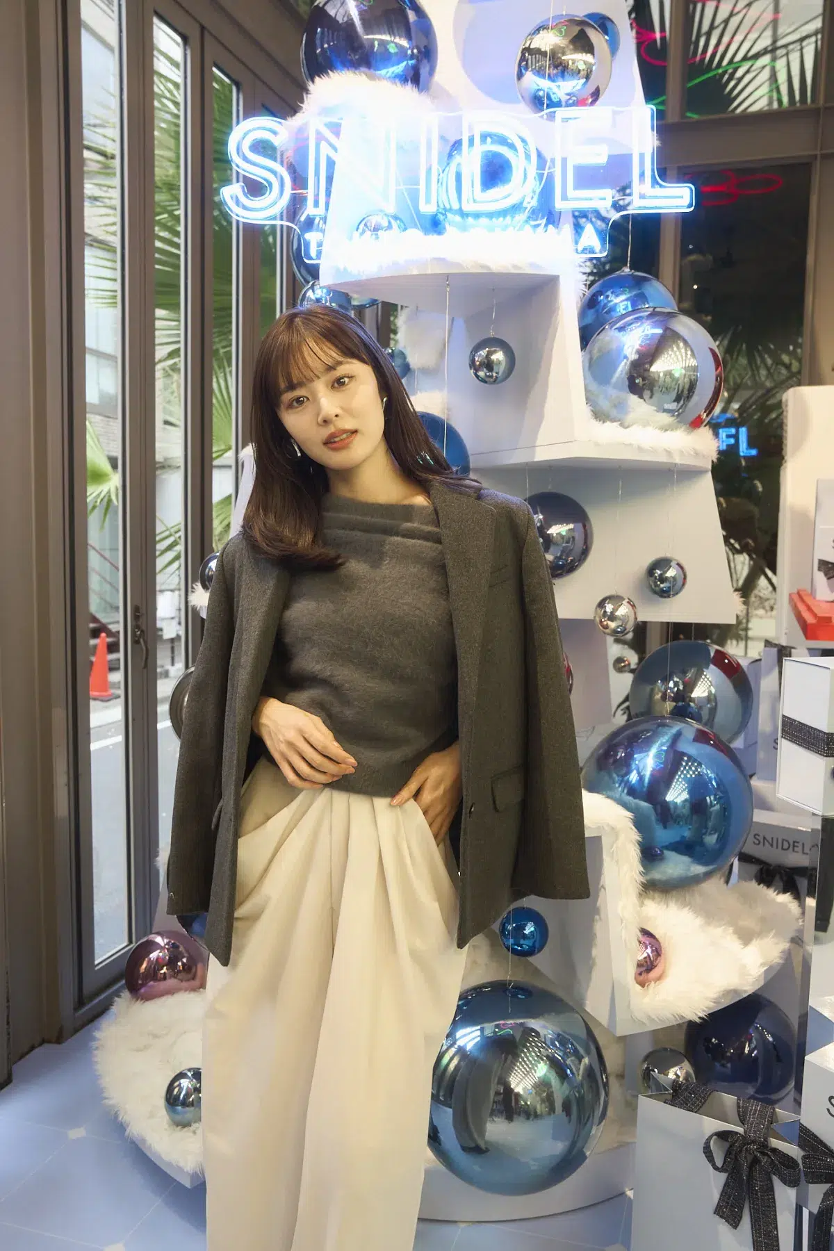 八木アリサ、川島海荷、古畑星夏、藤井サチら豪華ゲストが来場！SNIDEL TOKYO AOYAMA店がHOLIDAY仕様に！「冬の空気に溶け込む、そっと煌めく瞬間」をコンセプトに“みなさんに幸運をお裾分け“
