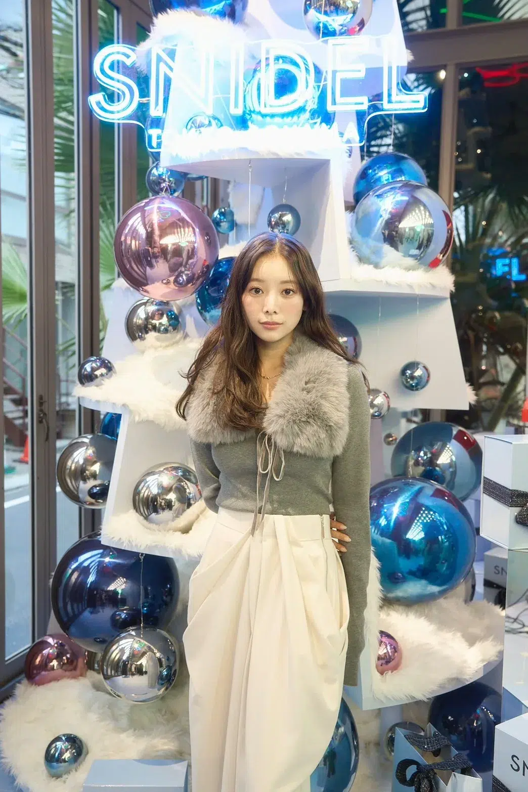 八木アリサ、川島海荷、古畑星夏、藤井サチら豪華ゲストが来場！SNIDEL TOKYO AOYAMA店がHOLIDAY仕様に！「冬の空気に溶け込む、そっと煌めく瞬間」をコンセプトに“みなさんに幸運をお裾分け“