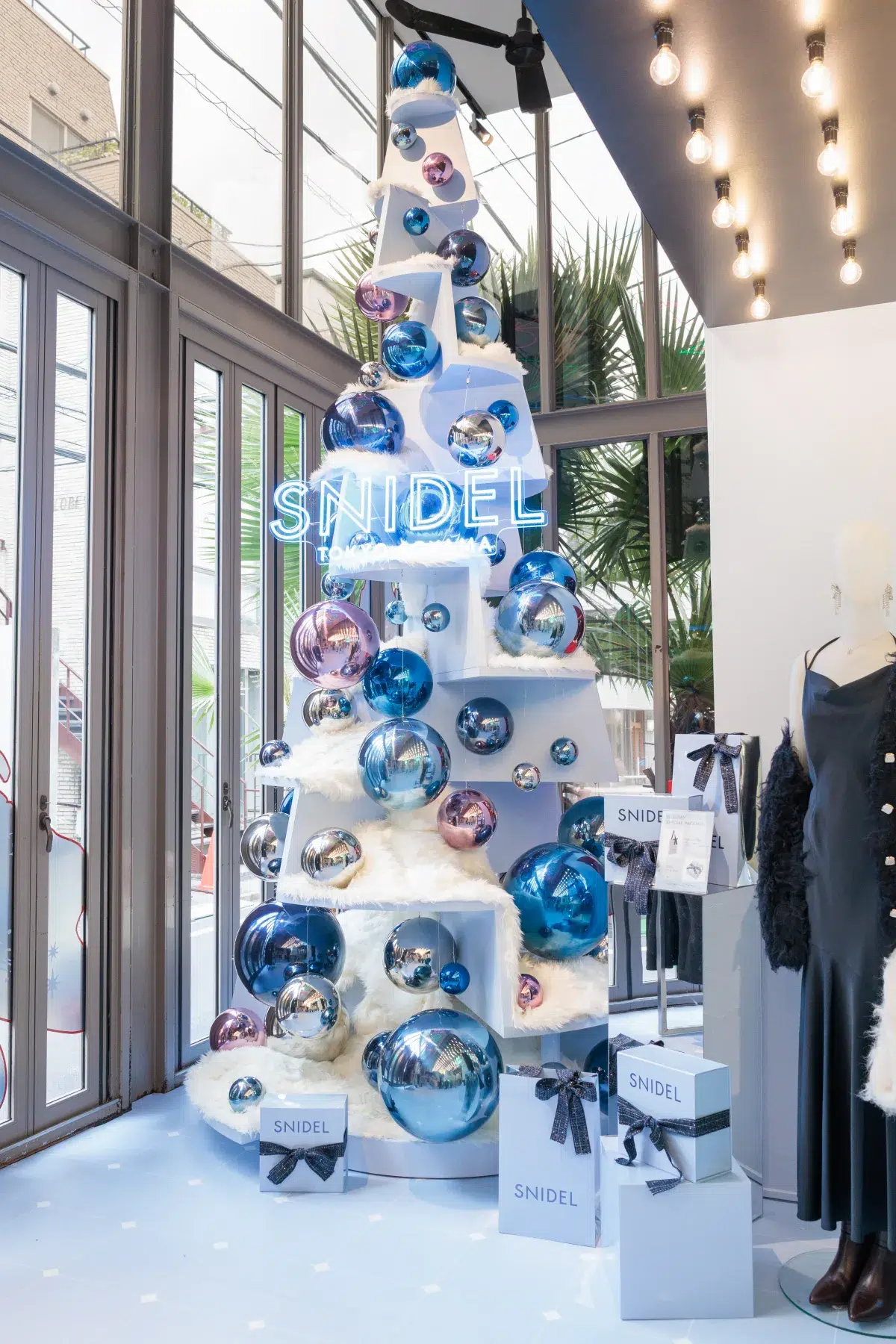 八木アリサ、川島海荷、古畑星夏、藤井サチら豪華ゲストが来場！SNIDEL TOKYO AOYAMA店がHOLIDAY仕様に！「冬の空気に溶け込む、そっと煌めく瞬間」をコンセプトに“みなさんに幸運をお裾分け“