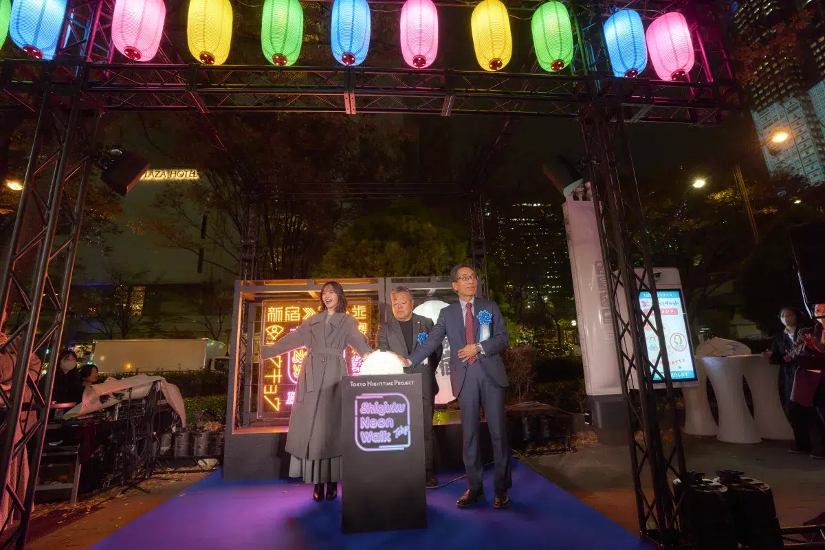 【2025年冬】西新宿がアートな光に包まれる！鈴木愛理も感動の「Shinjuku Neon Walk」点灯式レポート