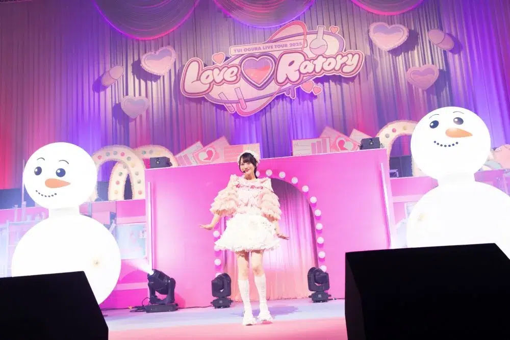 小倉唯のライブが伝説級の神回だった…！ピンク衣装×絶対領域が尊すぎて語彙力消失。まさかのステージ上での早着替えに“唯メタル”まで、可愛さとカッコよさの実験室が最高すぎた😭💖