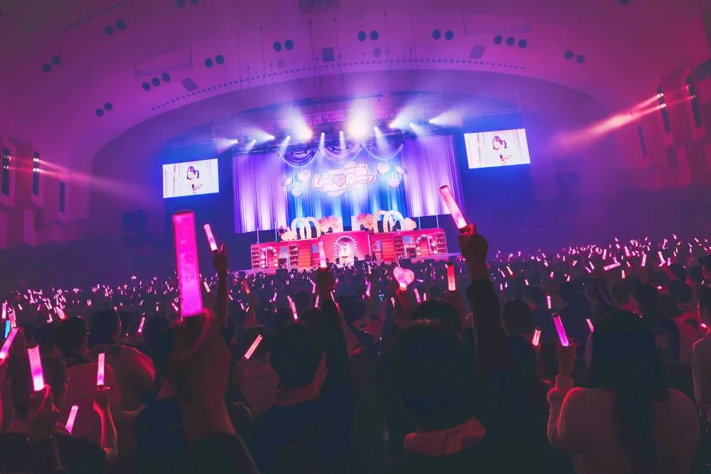 小倉唯のライブが伝説級の神回だった…！ピンク衣装×絶対領域が尊すぎて語彙力消失。まさかのステージ上での早着替えに“唯メタル”まで、可愛さとカッコよさの実験室が最高すぎた😭💖