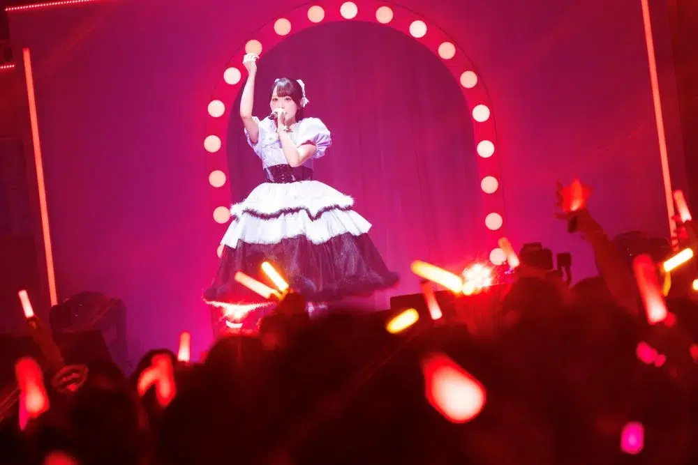 小倉唯のライブが伝説級の神回だった…！ピンク衣装×絶対領域が尊すぎて語彙力消失。まさかのステージ上での早着替えに“唯メタル”まで、可愛さとカッコよさの実験室が最高すぎた😭💖