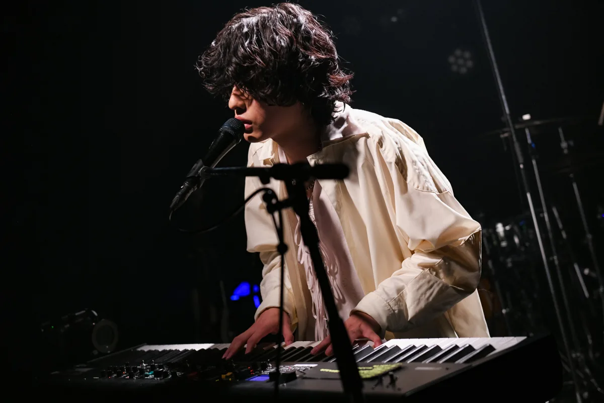 初ライブでこの完成度は怪物すぎる…争奪戦必至のOSHIKIKEIGO、伝説の始まりを目撃。アニメ『フェルマーの料理』主題歌から涙の弾き語りまで、感情揺さぶる圧巻のステージ