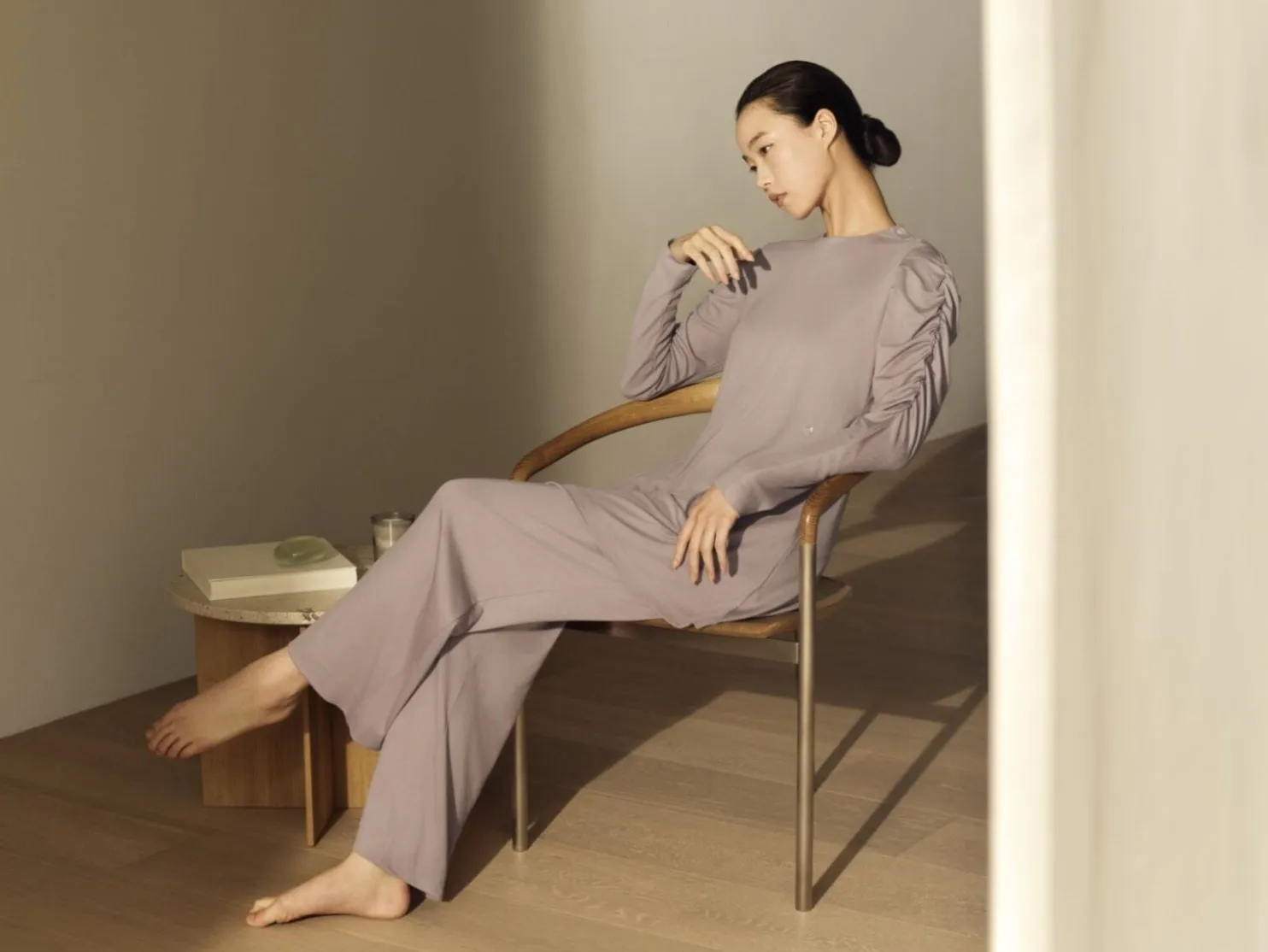 岩田剛典「朝が違う!」と絶賛!【ReFa VITALWEAR】初体験で語る多忙を乗り切る秘密とプロ意識に迫る本人コメントあり 6 女性が椅子に座ってくつろいでいる様子。彼女はラベンダー色のセットアップを着ており、髪はまとめられています。