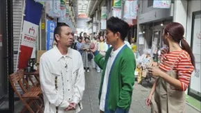 商店街での古着屋巡りロケ中の千鳥