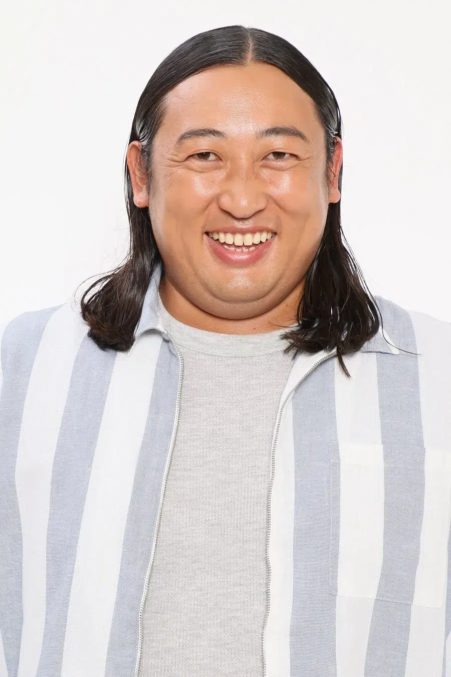 ロバート秋山「クリエイターズ・ファイル」10周年記念!累計5万人動員の「胸やけ大博覧会」が仙台に初上陸!本人コメントありの限定イベントも開催! 23 笑顔の男性のポートレート。