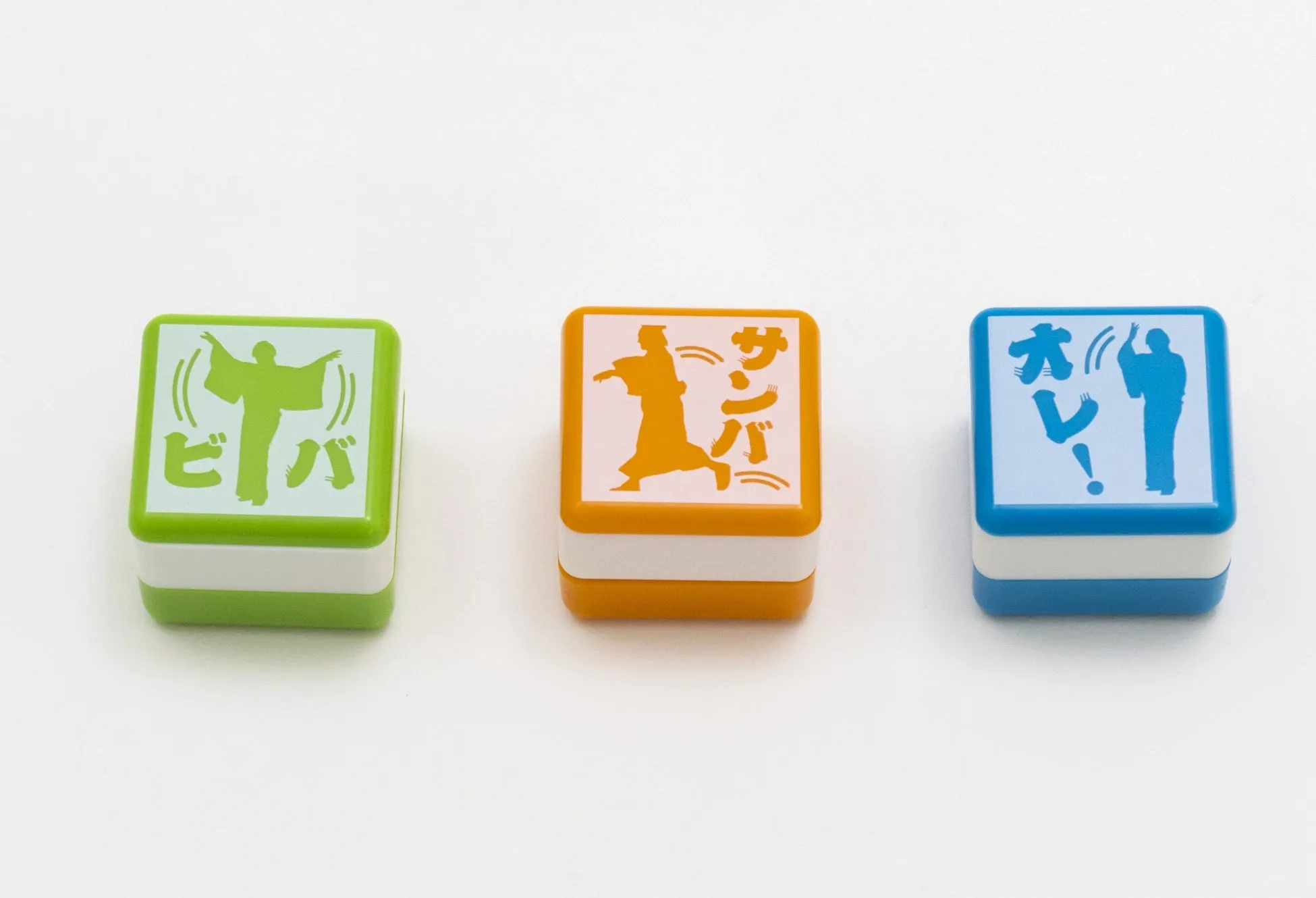 3つのスタンプが並んだ写真。それぞれのスタンプには、人物のシルエットと日本語の文字が描かれている。