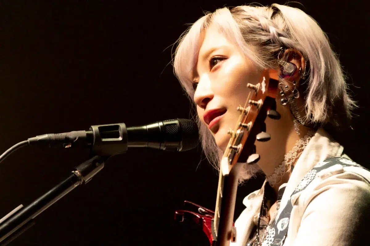 ReoNa、Aqua Timezとの特別公演 “Aqua Timez & ReoNa Special Live 2025『合流地点』”開催 ReoNaが歌う「決意の朝に」のライブ映像も公開