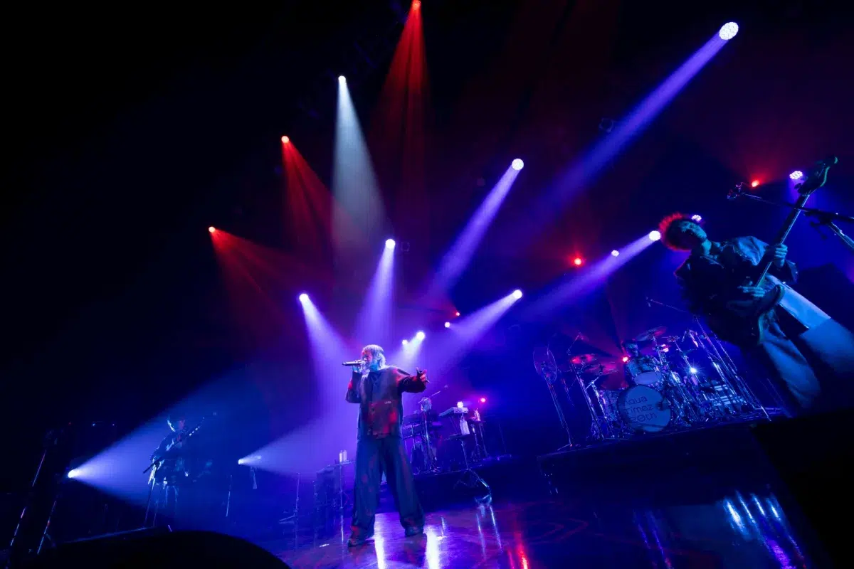 ReoNa、Aqua Timezとの特別公演 “Aqua Timez & ReoNa Special Live 2025『合流地点』”開催 ReoNaが歌う「決意の朝に」のライブ映像も公開