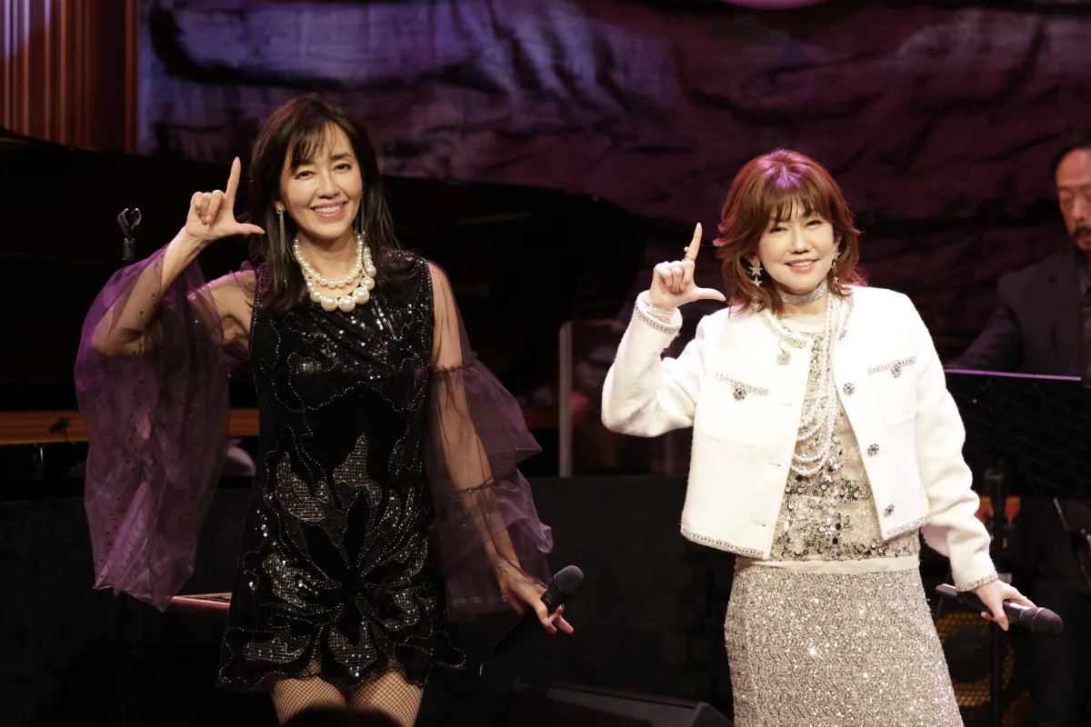 松本伊代＆早見優、奇跡のミニスカ共演！「センチメンタル・ジャーニー」「夏色のナンシー」神セトリに満員会場が熱狂。80年代アイドル最強コンビのライブレポ