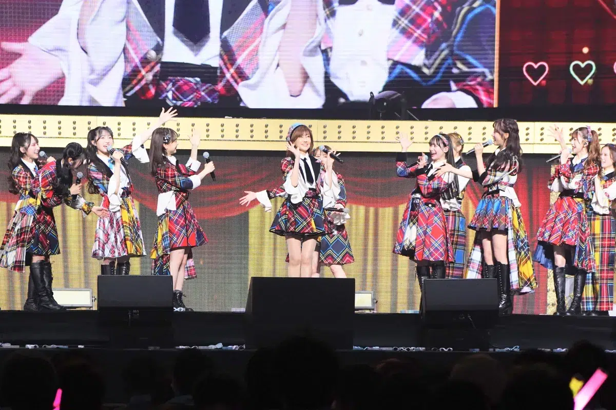 AKB48が国内・香港の6都市を廻った20周年ツアーを完走！松本伊代さんもサプライズ登場！ 歴代シングル曲を振り返る20曲ノンストップメドレーなど、全46曲を全速力で駆け抜けたツアーファイナル！
