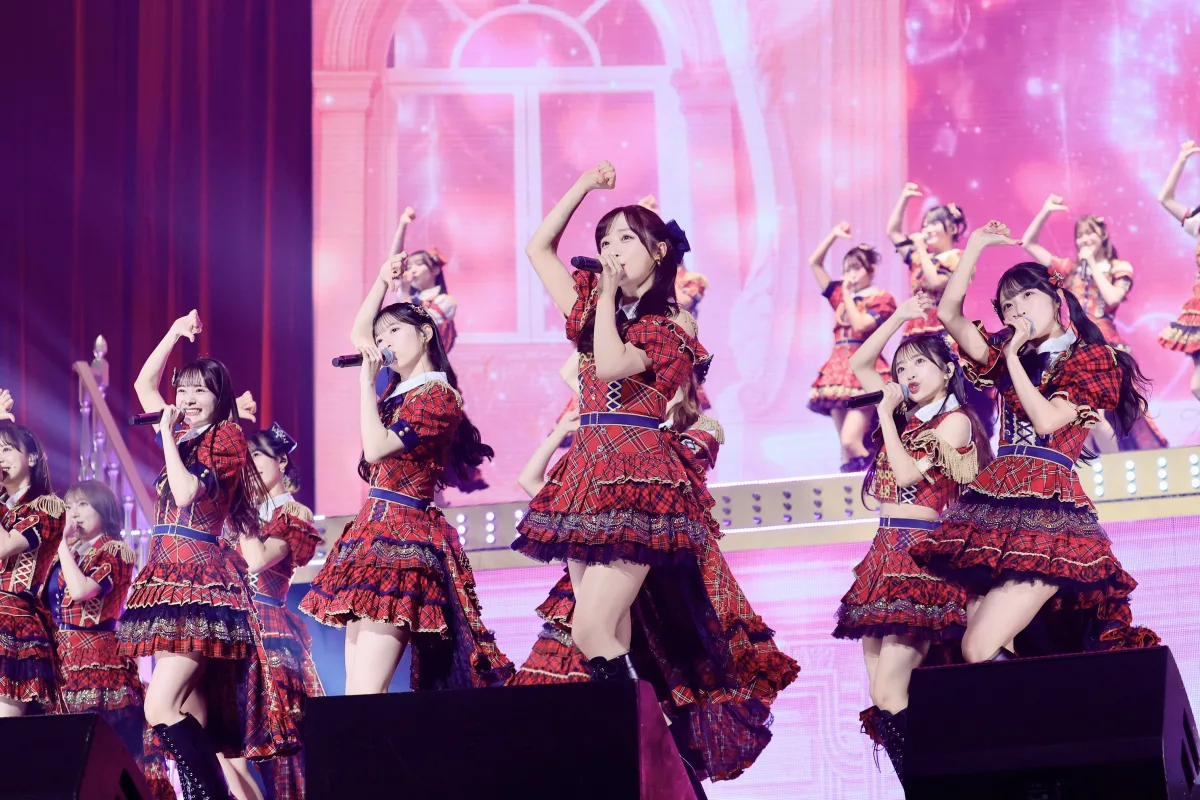 AKB48が国内・香港の6都市を廻った20周年ツアーを完走！松本伊代さんもサプライズ登場！ 歴代シングル曲を振り返る20曲ノンストップメドレーなど、全46曲を全速力で駆け抜けたツアーファイナル！