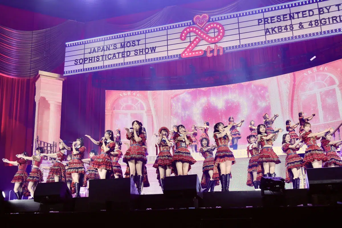AKB48が国内・香港の6都市を廻った20周年ツアーを完走！松本伊代さんもサプライズ登場！ 歴代シングル曲を振り返る20曲ノンストップメドレーなど、全46曲を全速力で駆け抜けたツアーファイナル！