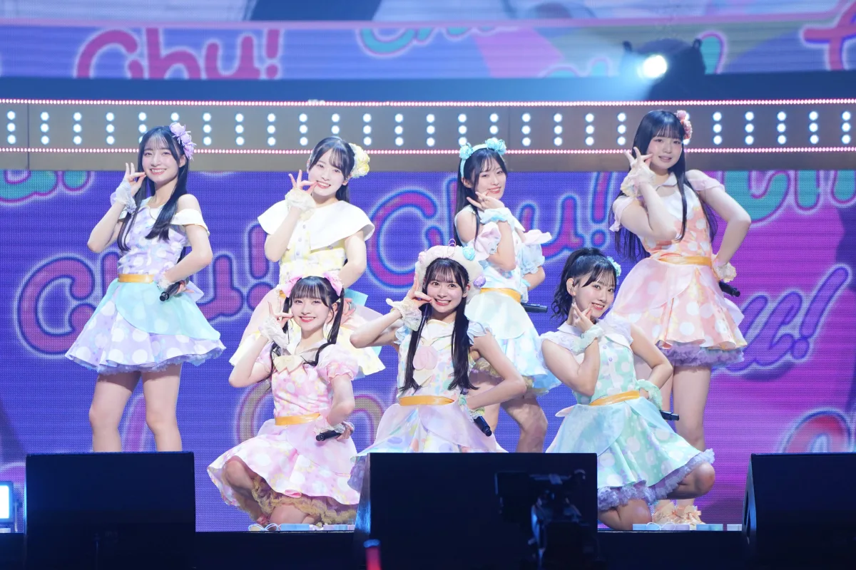 AKB48が国内・香港の6都市を廻った20周年ツアーを完走！松本伊代さんもサプライズ登場！ 歴代シングル曲を振り返る20曲ノンストップメドレーなど、全46曲を全速力で駆け抜けたツアーファイナル！