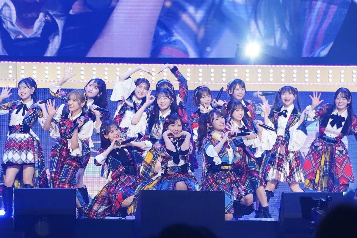 AKB48が国内・香港の6都市を廻った20周年ツアーを完走！松本伊代さんもサプライズ登場！ 歴代シングル曲を振り返る20曲ノンストップメドレーなど、全46曲を全速力で駆け抜けたツアーファイナル！