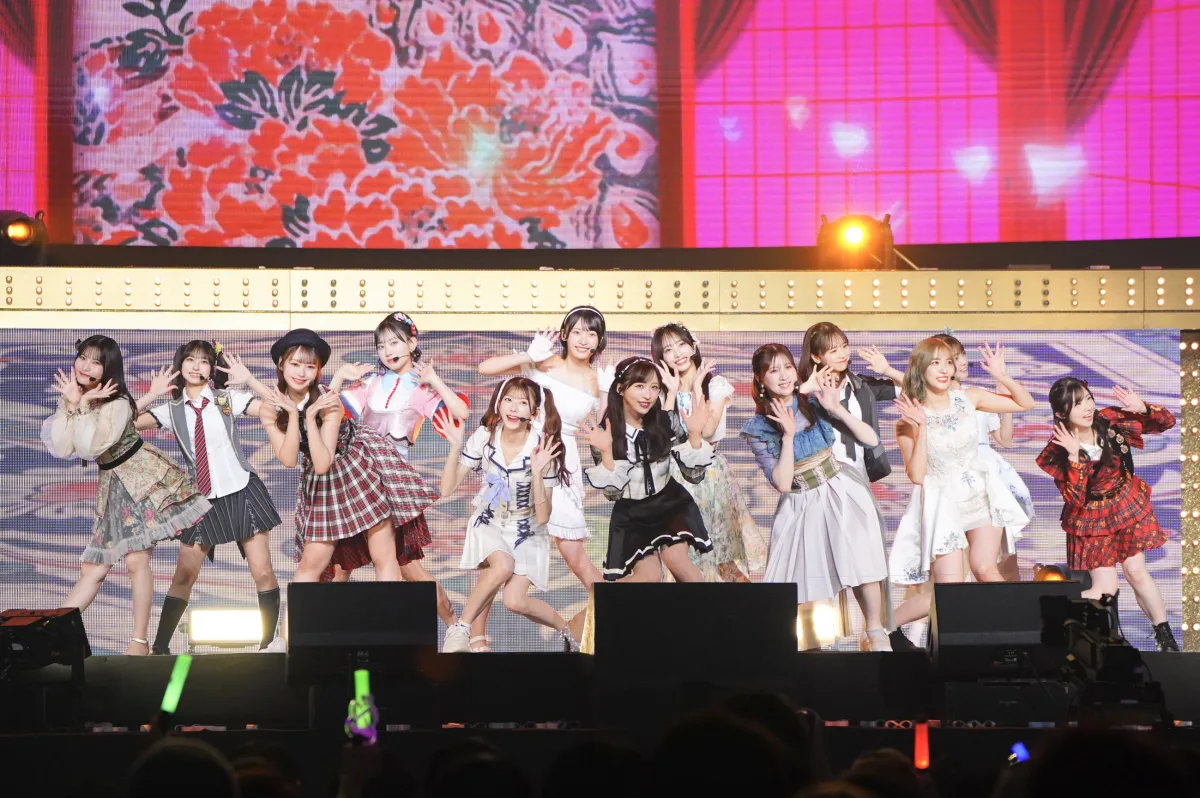 AKB48が国内・香港の6都市を廻った20周年ツアーを完走！松本伊代さんもサプライズ登場！ 歴代シングル曲を振り返る20曲ノンストップメドレーなど、全46曲を全速力で駆け抜けたツアーファイナル！