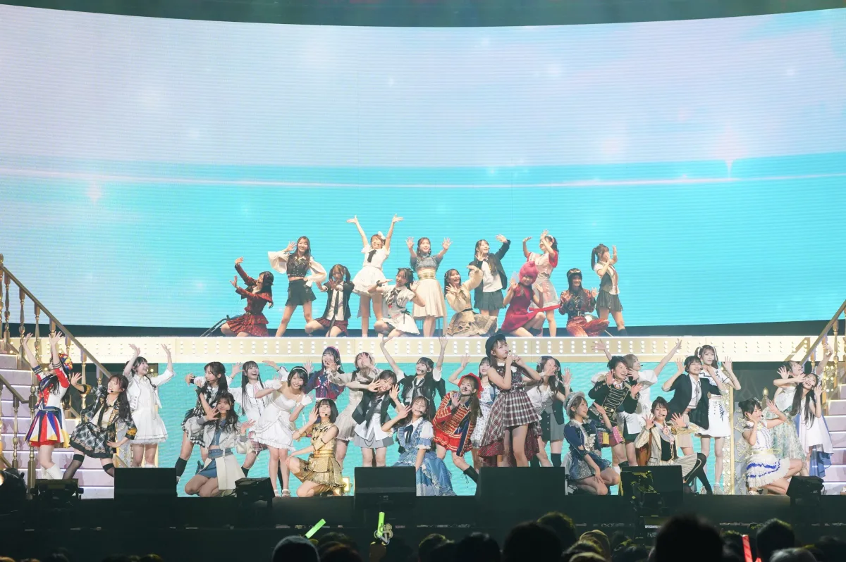 AKB48が国内・香港の6都市を廻った20周年ツアーを完走！松本伊代さんもサプライズ登場！ 歴代シングル曲を振り返る20曲ノンストップメドレーなど、全46曲を全速力で駆け抜けたツアーファイナル！