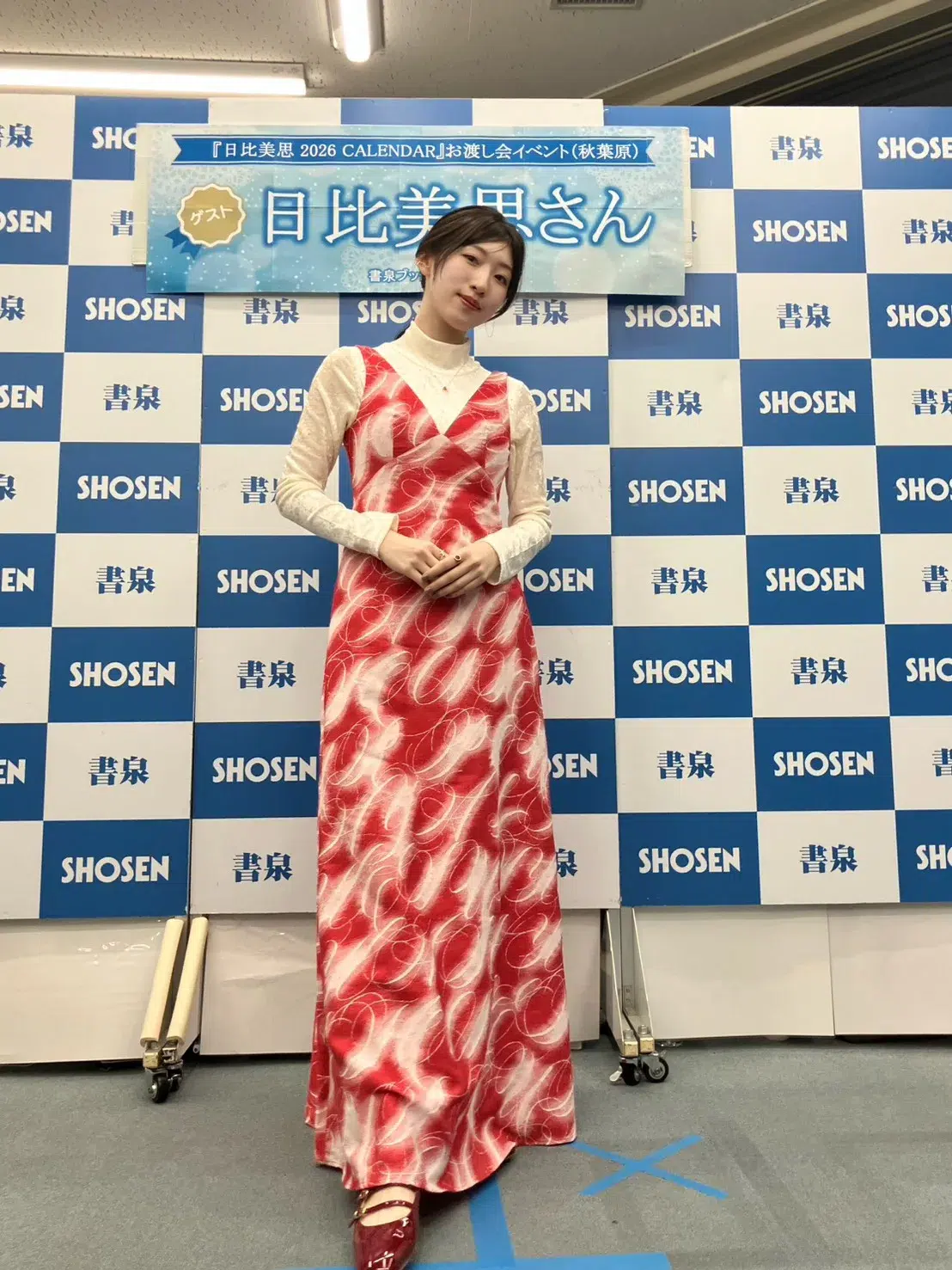日比美思、2026年カレンダーを発売。水色ワンピース撮影ではハプニングが!「夏だったので…」 2 日比美思、2026年カレンダーを発売。水色ワンピース撮影ではハプニングが!「夏だったので…」