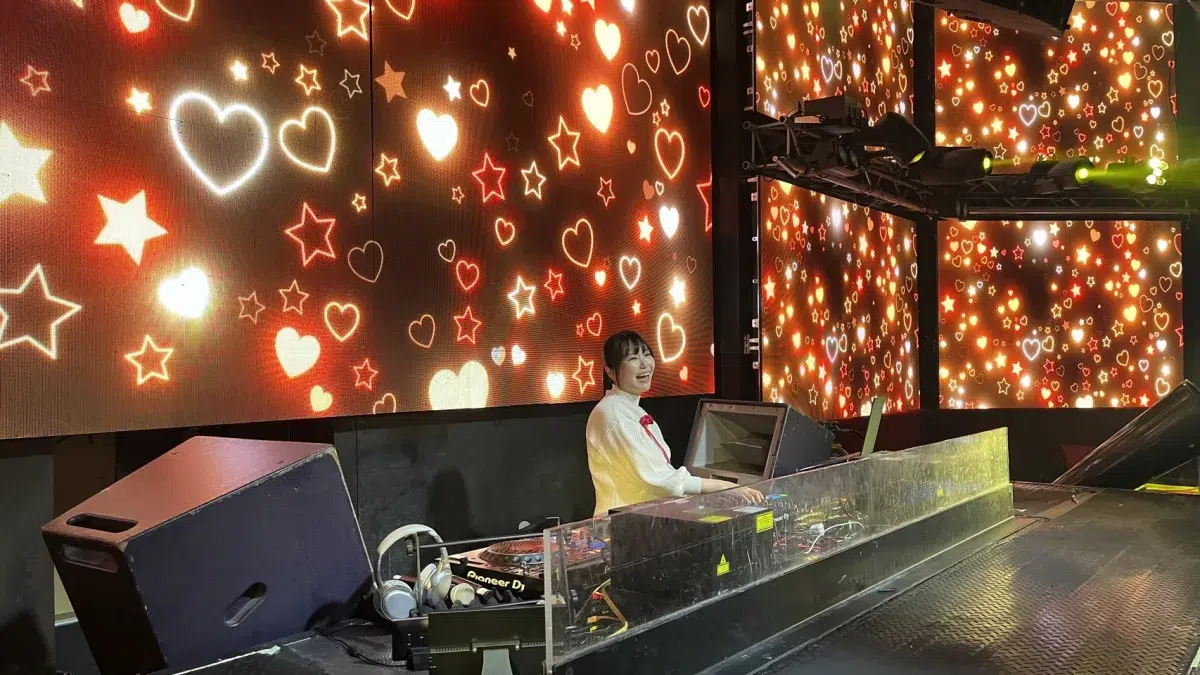 アニソン×クラブカルチャー『アニレヴ～MERRY TIME!!!!!～ 』がWARP SHINJUKUで開催！相良茉優＆山北早紀のサプライズ共演、小宮有紗、七海うららなど豪華DJ＆声優陣ら10組が熱狂のクリスマスパーティー