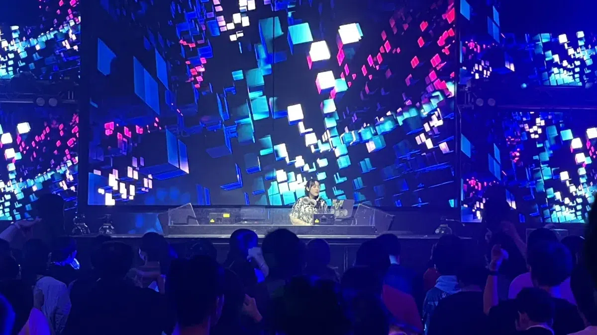 アニソン×クラブカルチャー『アニレヴ～MERRY TIME!!!!!～ 』がWARP SHINJUKUで開催！相良茉優＆山北早紀のサプライズ共演、小宮有紗、七海うららなど豪華DJ＆声優陣ら10組が熱狂のクリスマスパーティー