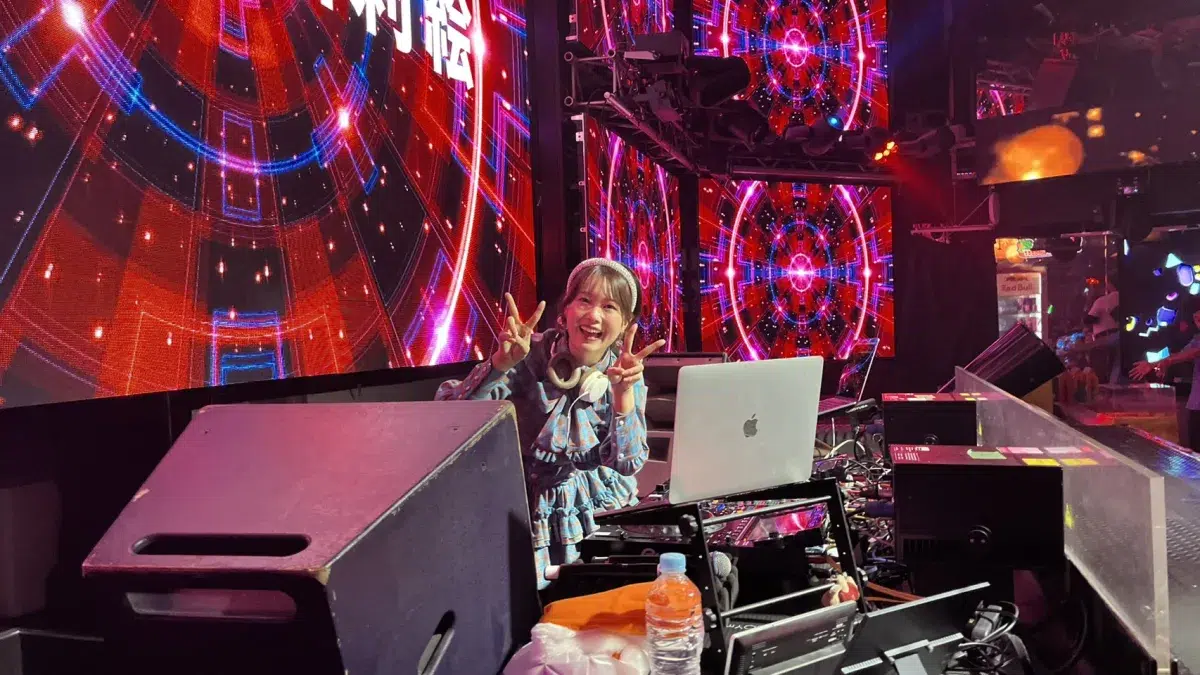 アニソン×クラブカルチャー『アニレヴ～MERRY TIME!!!!!～ 』がWARP SHINJUKUで開催！相良茉優＆山北早紀のサプライズ共演、小宮有紗、七海うららなど豪華DJ＆声優陣ら10組が熱狂のクリスマスパーティー