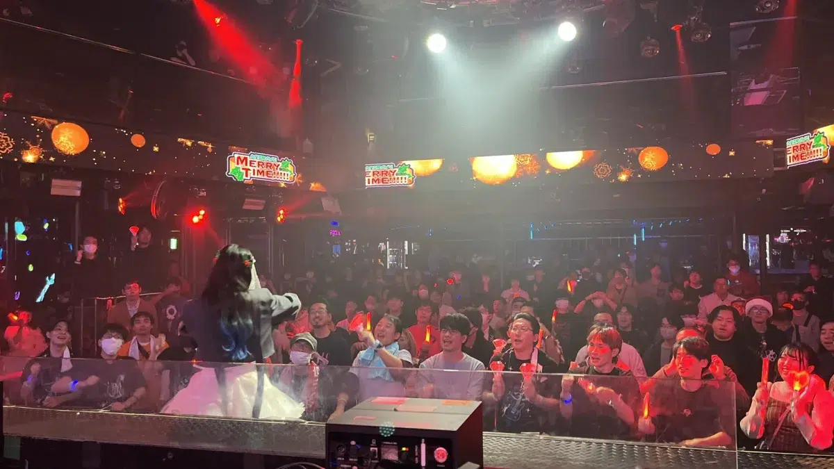 アニソン×クラブカルチャー『アニレヴ～MERRY TIME!!!!!～ 』がWARP SHINJUKUで開催！相良茉優＆山北早紀のサプライズ共演、小宮有紗、七海うららなど豪華DJ＆声優陣ら10組が熱狂のクリスマスパーティー