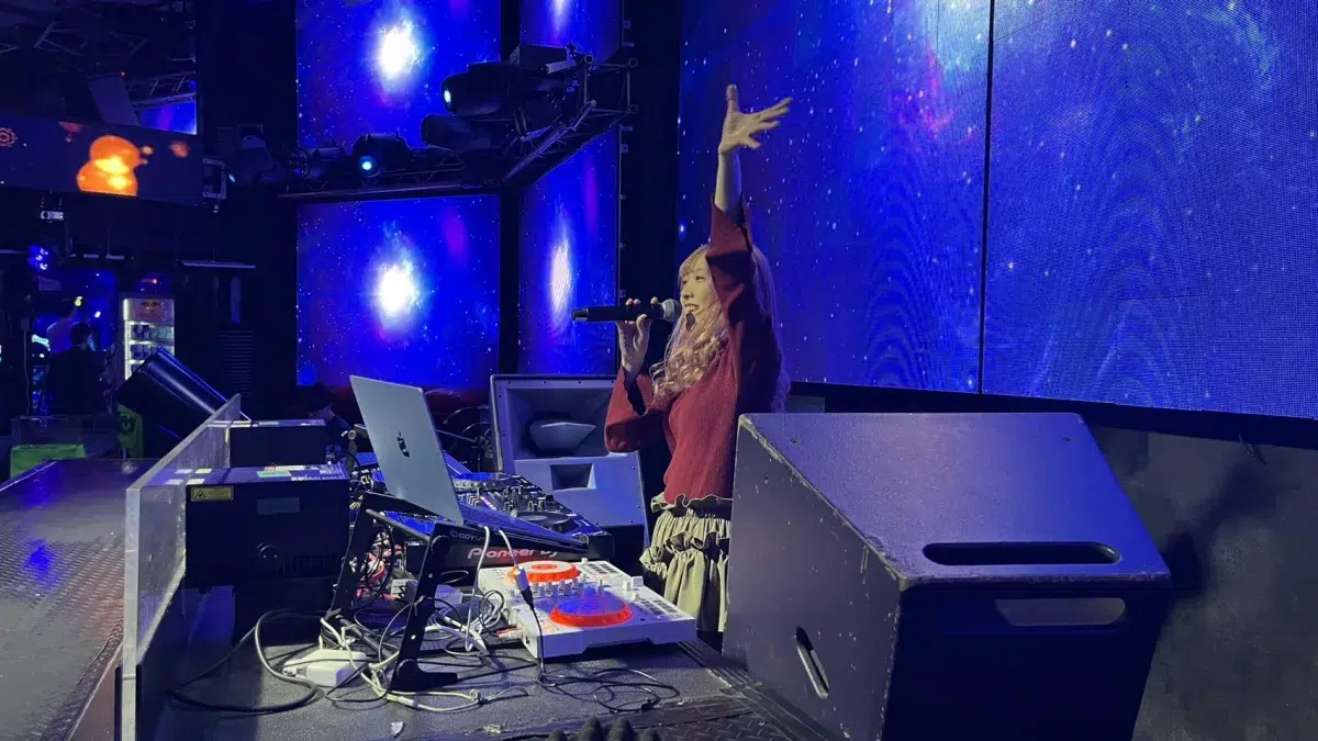 アニソン×クラブカルチャー『アニレヴ～MERRY TIME!!!!!～ 』がWARP SHINJUKUで開催！相良茉優＆山北早紀のサプライズ共演、小宮有紗、七海うららなど豪華DJ＆声優陣ら10組が熱狂のクリスマスパーティー