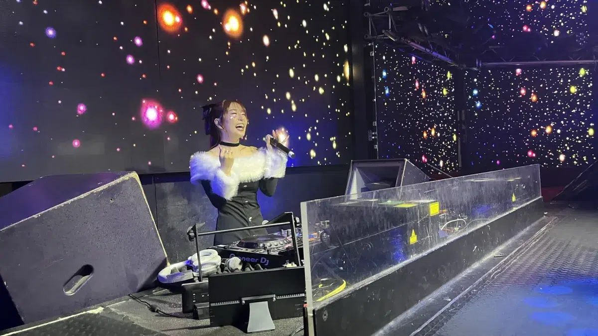 アニソン×クラブカルチャー『アニレヴ～MERRY TIME!!!!!～ 』がWARP SHINJUKUで開催！相良茉優＆山北早紀のサプライズ共演、小宮有紗、七海うららなど豪華DJ＆声優陣ら10組が熱狂のクリスマスパーティー