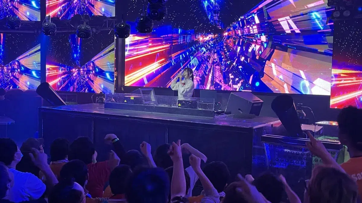 アニソン×クラブカルチャー『アニレヴ～MERRY TIME!!!!!～ 』がWARP SHINJUKUで開催！相良茉優＆山北早紀のサプライズ共演、小宮有紗、七海うららなど豪華DJ＆声優陣ら10組が熱狂のクリスマスパーティー