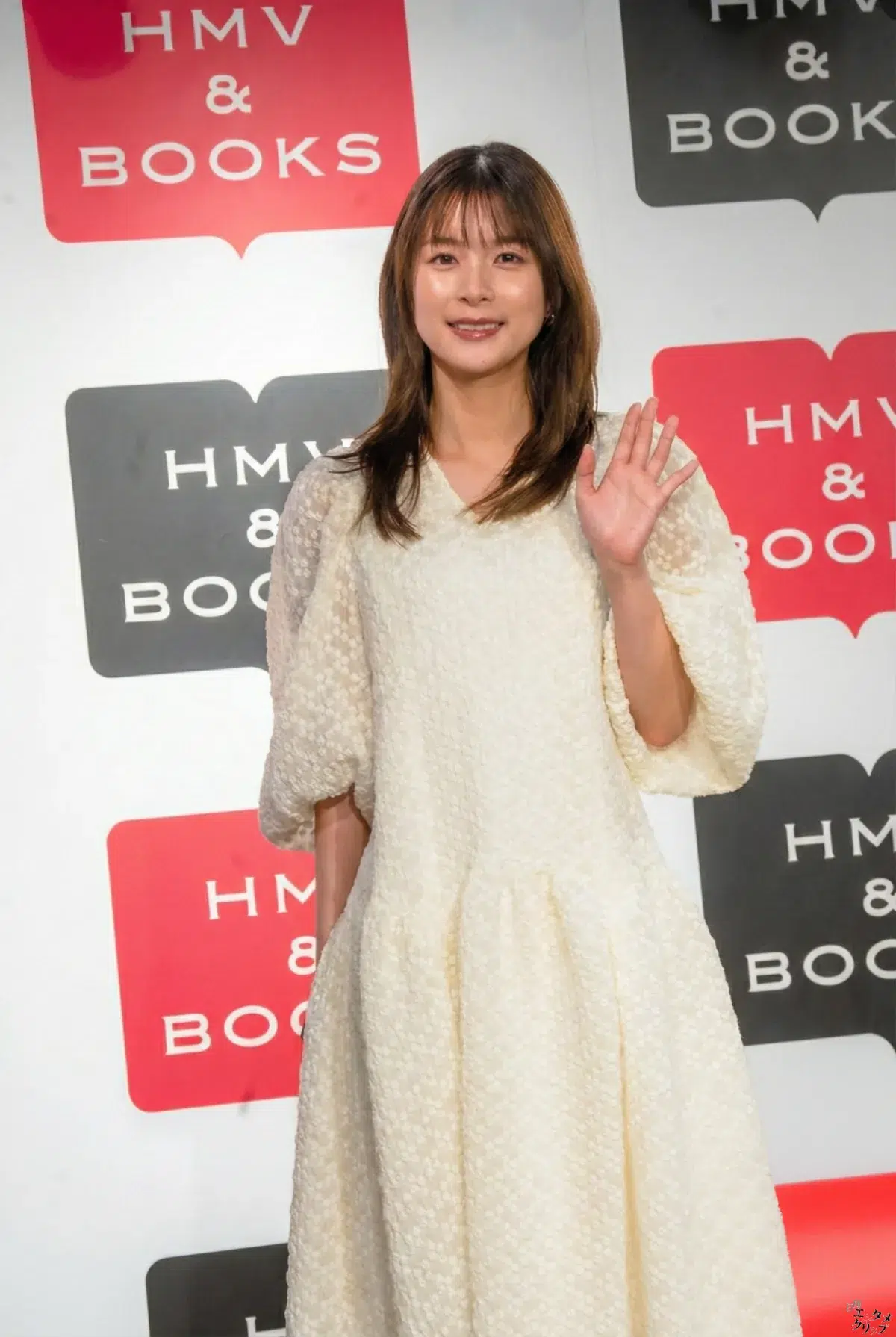 芳根京子「たぬのしっぽ折らないで！」愛フェレット・たぬことの初アクスタに母も歓喜？カレンダー発売でファンに異例のお願い「世界旅行に連れてって」