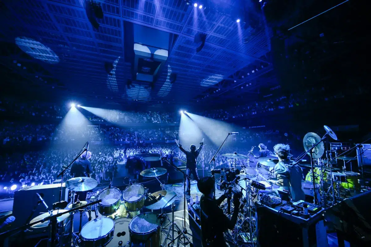 [Alexandros] 歴代ドラマーが集結！デビュー15周年記念ライブ“15th Anniversary VIP PARTY '25” 12月14日（日）公演レポート 川上「最高のファンを持ちました。ファンっていうのが変な気がします。友達以上の存在。これから新たな15年を刻んでいきます！　おじいちゃんになってもヤングでいきましょう！」