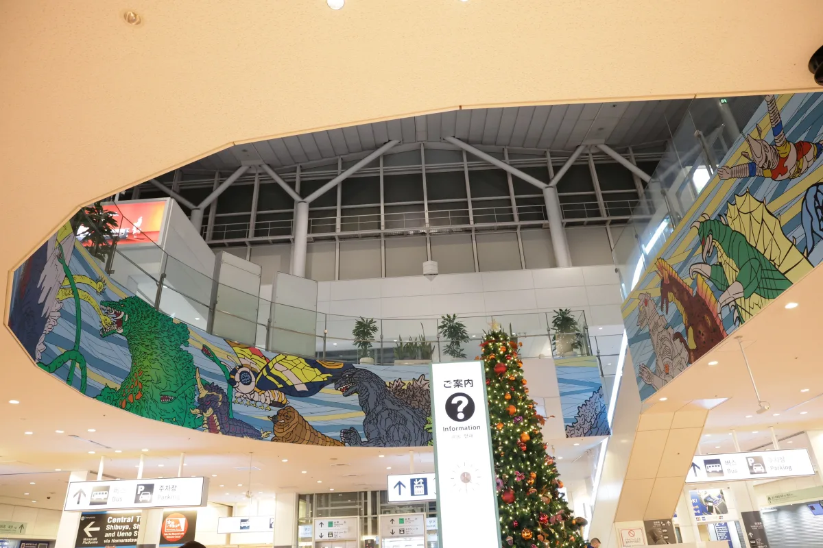 【世界最大】羽田空港に全長40mの「超巨大ゴジラ」出現！第3ターミナルが熱狂の渦に｜福本莉子も「いってきまーす！」