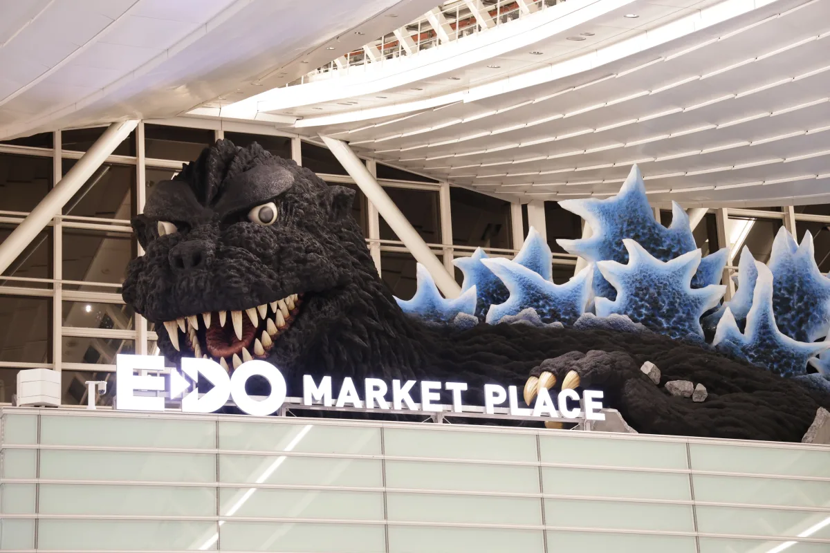 【世界最大】羽田空港に全長40mの「超巨大ゴジラ」出現！第3ターミナルが熱狂の渦に｜福本莉子も「いってきまーす！」
