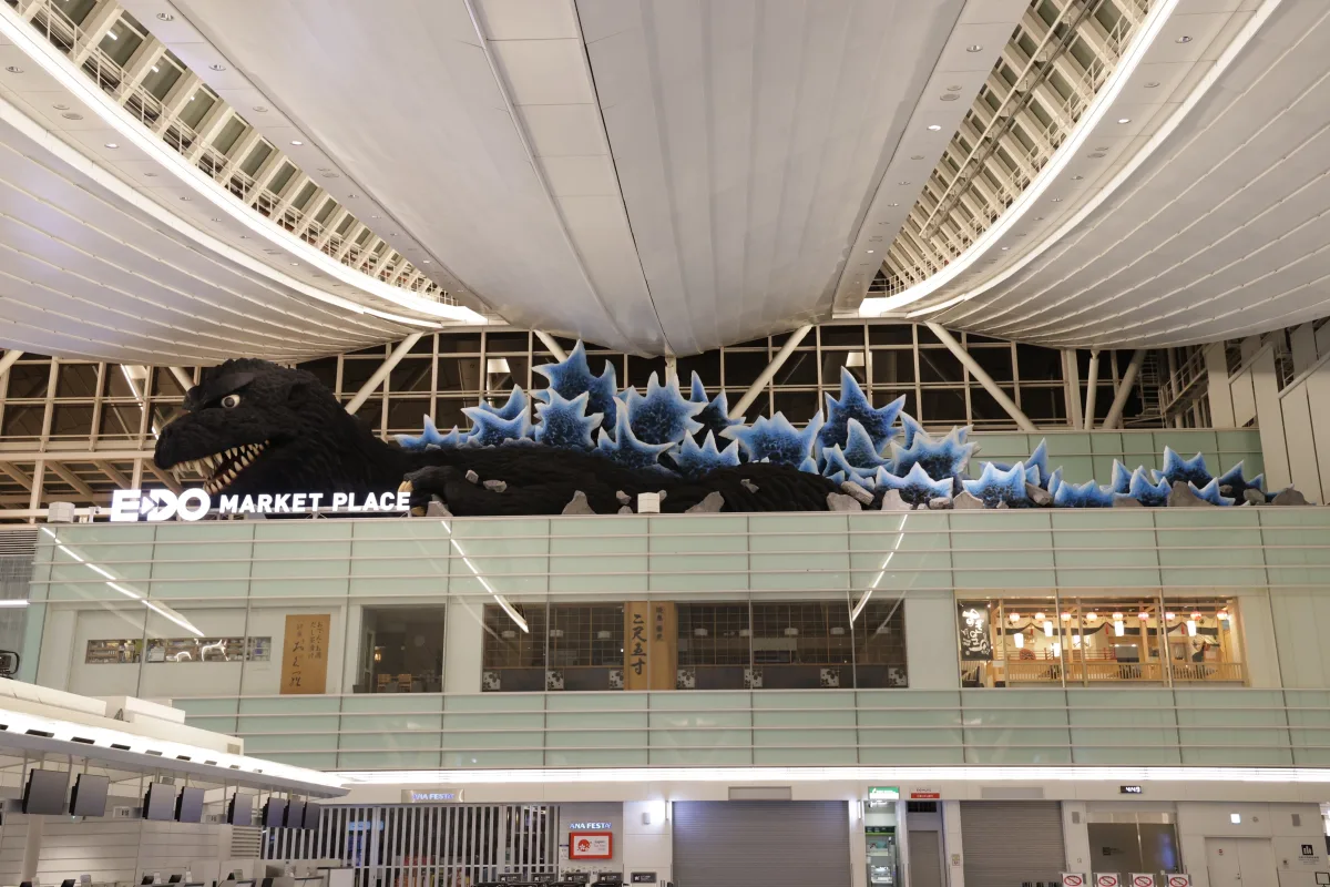 【世界最大】羽田空港に全長40mの「超巨大ゴジラ」出現！第3ターミナルが熱狂の渦に｜福本莉子も「いってきまーす！」