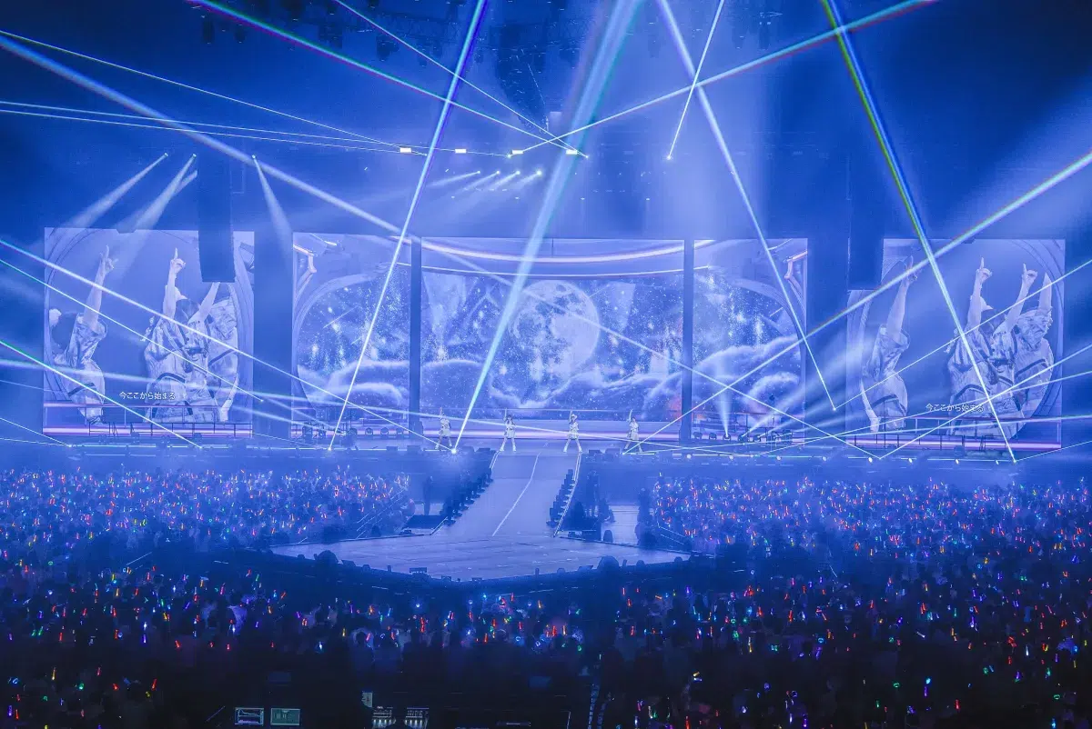 ももクロが冬恒例のワンマンライブ『ももいろクリスマス』を開催。15回目となる今回のテーマは“宇宙旅行”。王道と定番を押さえつつも、AIを活用した演出を加えるなど新たなクリスマスライブに！