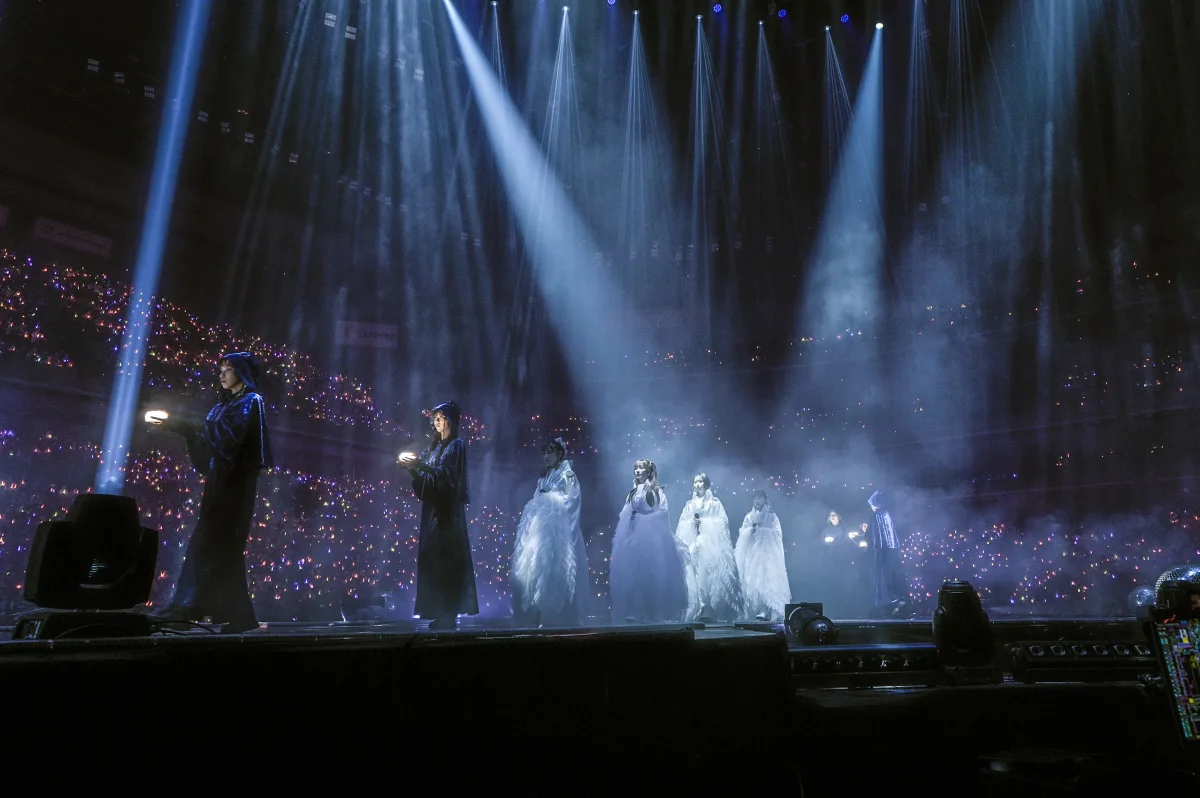 ももクロが冬恒例のワンマンライブ『ももいろクリスマス』を開催。15回目となる今回のテーマは“宇宙旅行”。王道と定番を押さえつつも、AIを活用した演出を加えるなど新たなクリスマスライブに！