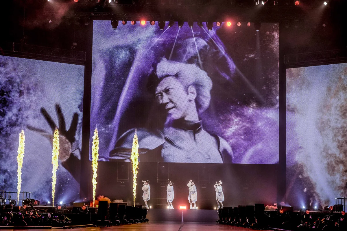 ももクロが冬恒例のワンマンライブ『ももいろクリスマス』を開催。15回目となる今回のテーマは“宇宙旅行”。王道と定番を押さえつつも、AIを活用した演出を加えるなど新たなクリスマスライブに！