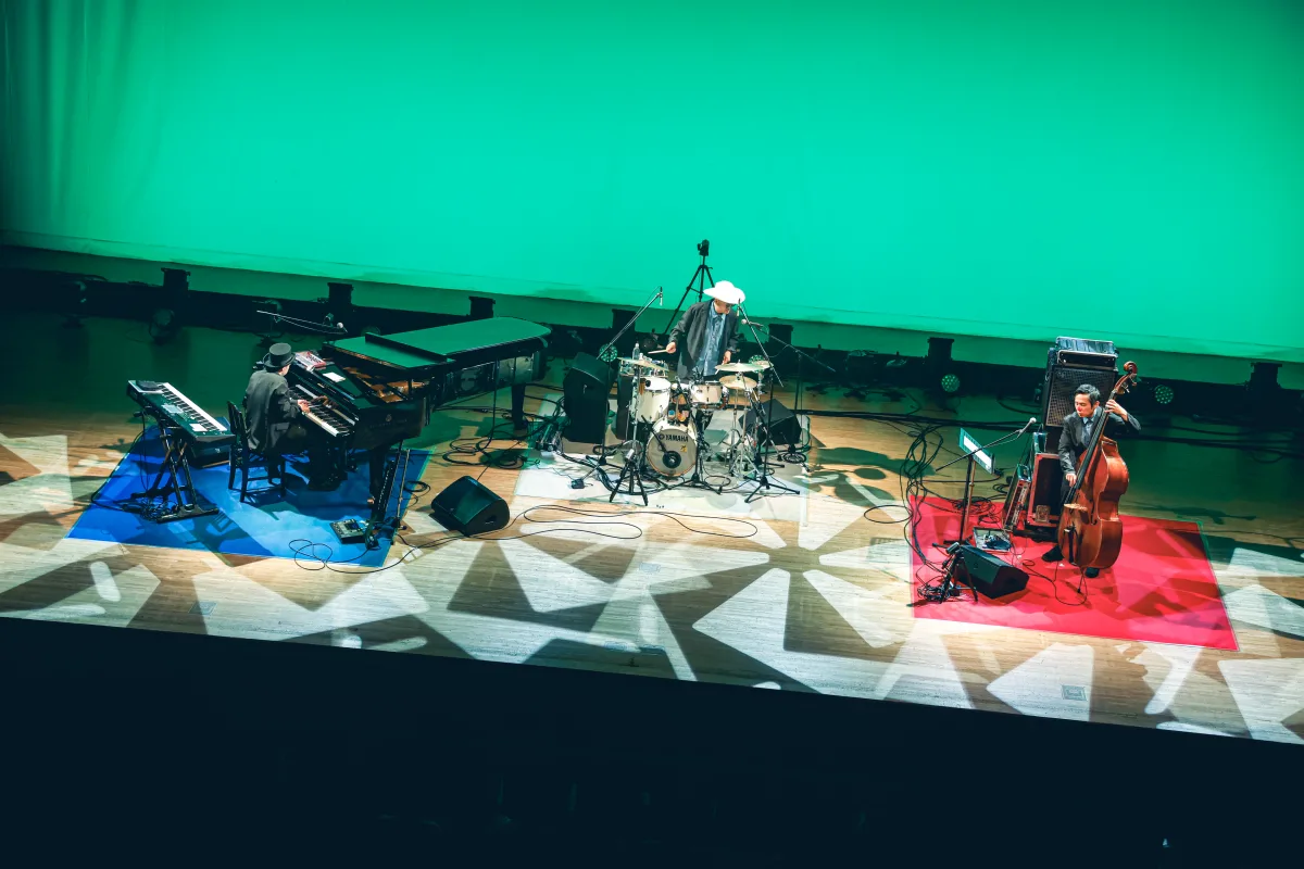 H ZETTRIO、年末の渋谷をクリスマス色に染める 祝祭ムードに包まれたライブ大盛況、2026年〈こどもの日10周年SP〉開催決定！