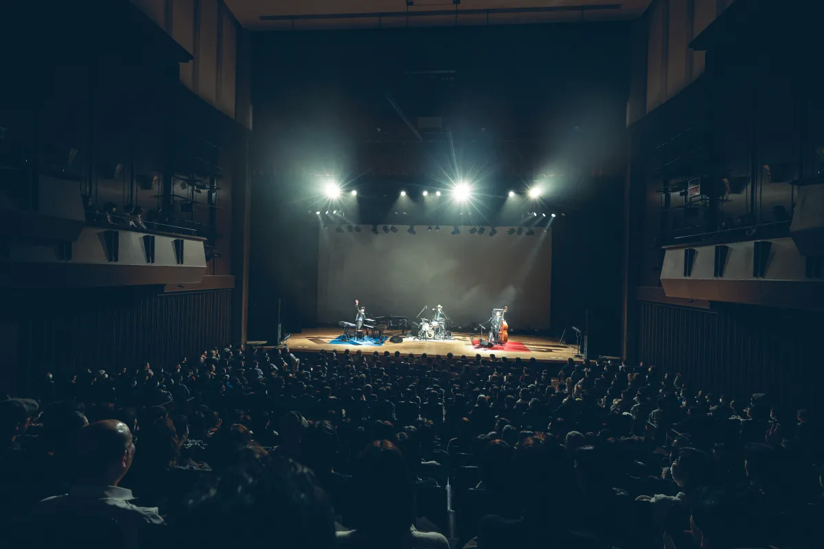 H ZETTRIO、年末の渋谷をクリスマス色に染める 祝祭ムードに包まれたライブ大盛況、2026年〈こどもの日10周年SP〉開催決定！