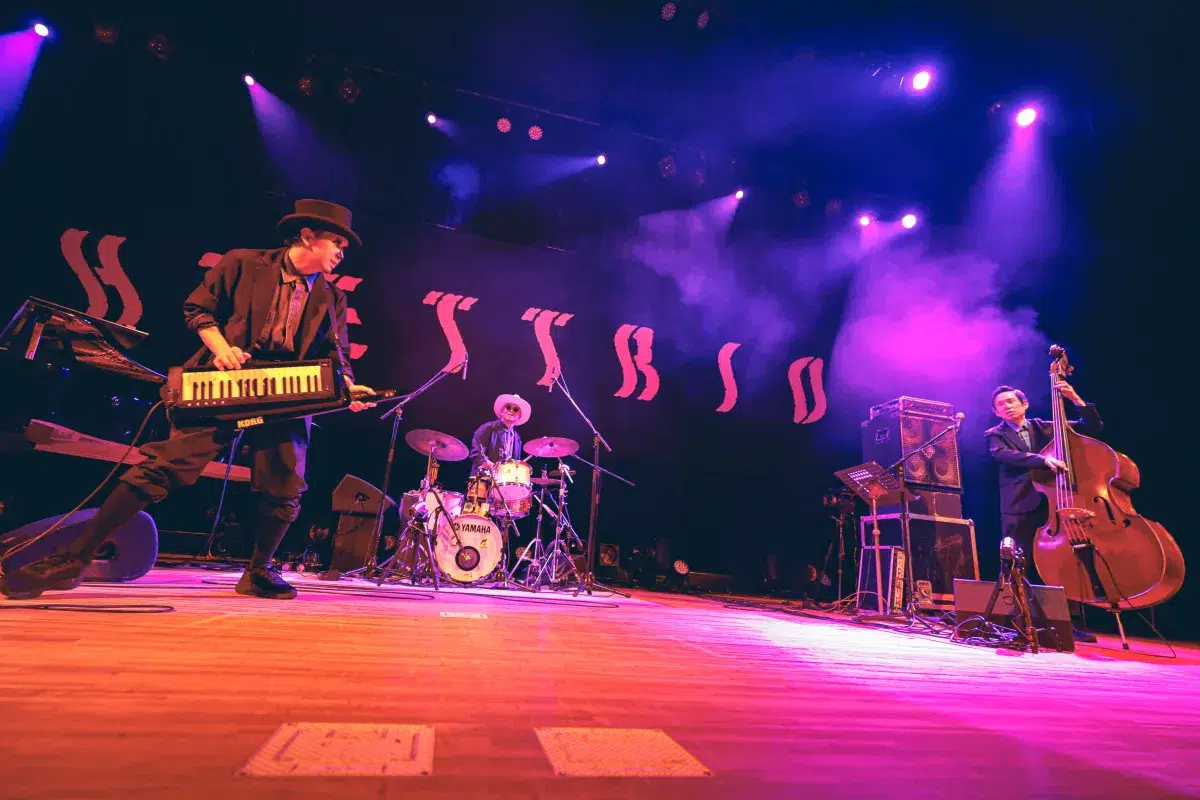 H ZETTRIO、年末の渋谷をクリスマス色に染める 祝祭ムードに包まれたライブ大盛況、2026年〈こどもの日10周年SP〉開催決定！