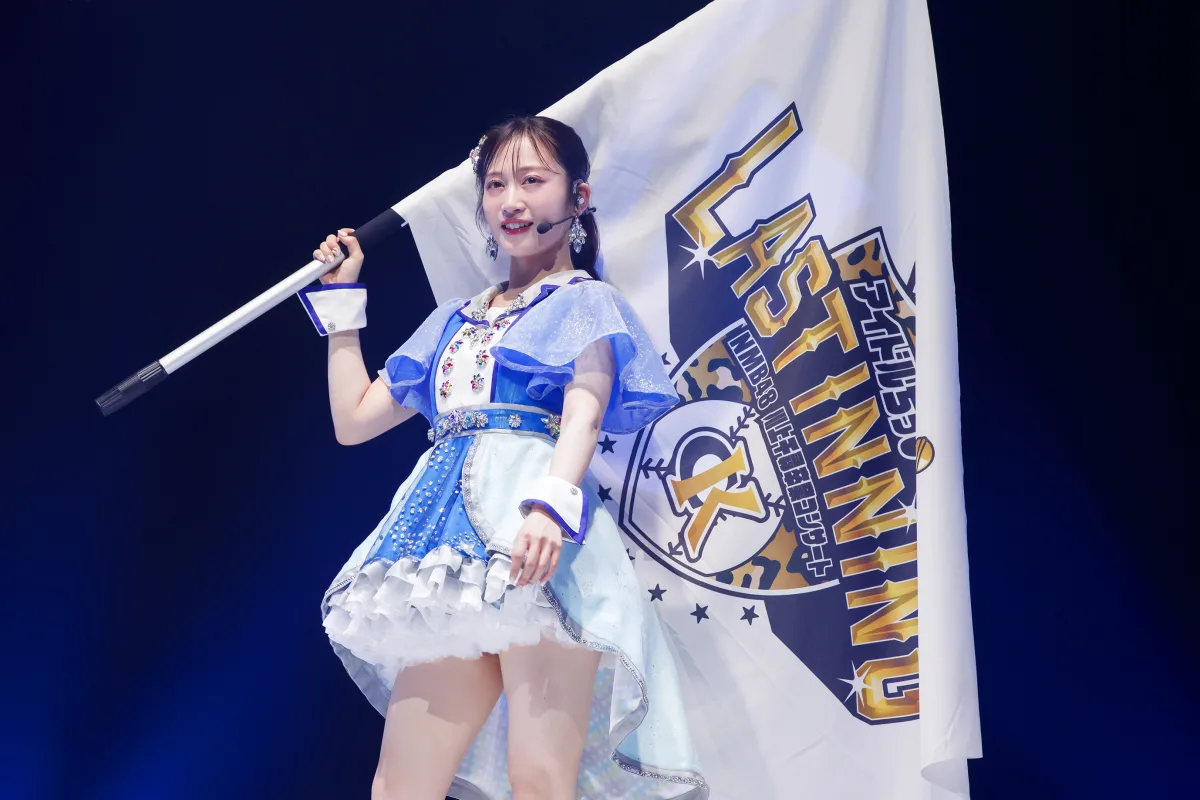 「NMB48は人生です」川上千尋、13年の集大成。山本彩から受け継いだ“金のマイク”を後輩へ託す瞬間がエモすぎる。渋谷凪咲との最後の同期ハグに全ファンが涙腺崩壊✨💐