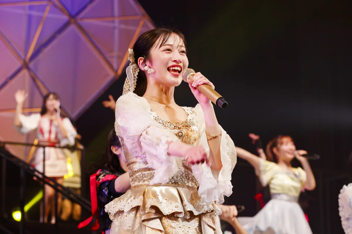 「NMB48は人生です」川上千尋、13年の集大成。山本彩から受け継いだ“金のマイク”を後輩へ託す瞬間がエモすぎる。渋谷凪咲との最後の同期ハグに全ファンが涙腺崩壊✨💐