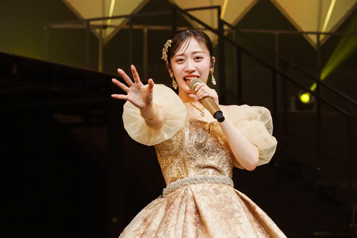 「NMB48は人生です」川上千尋、13年の集大成。山本彩から受け継いだ“金のマイク”を後輩へ託す瞬間がエモすぎる。渋谷凪咲との最後の同期ハグに全ファンが涙腺崩壊✨💐