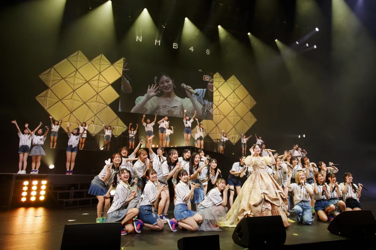 「NMB48は人生です」川上千尋、13年の集大成。山本彩から受け継いだ“金のマイク”を後輩へ託す瞬間がエモすぎる。渋谷凪咲との最後の同期ハグに全ファンが涙腺崩壊✨💐