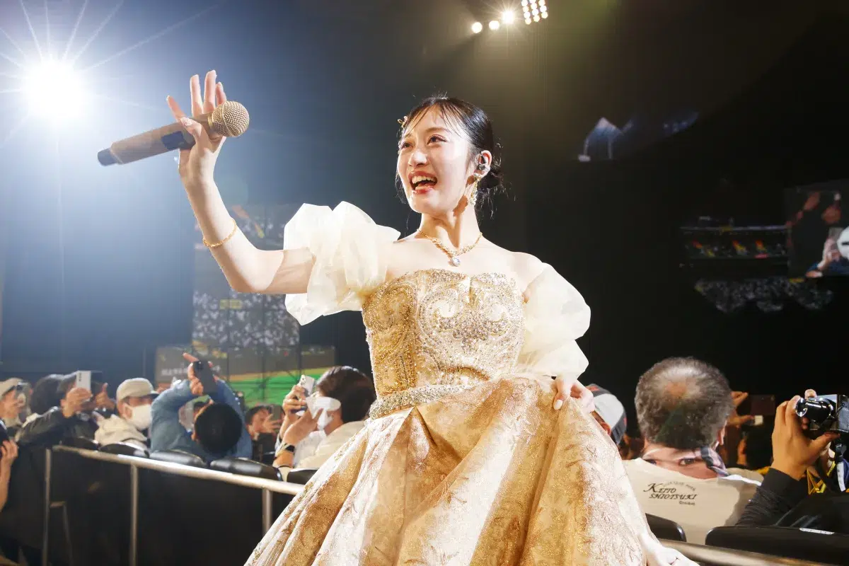 「NMB48は人生です」川上千尋、13年の集大成。山本彩から受け継いだ“金のマイク”を後輩へ託す瞬間がエモすぎる。渋谷凪咲との最後の同期ハグに全ファンが涙腺崩壊✨💐