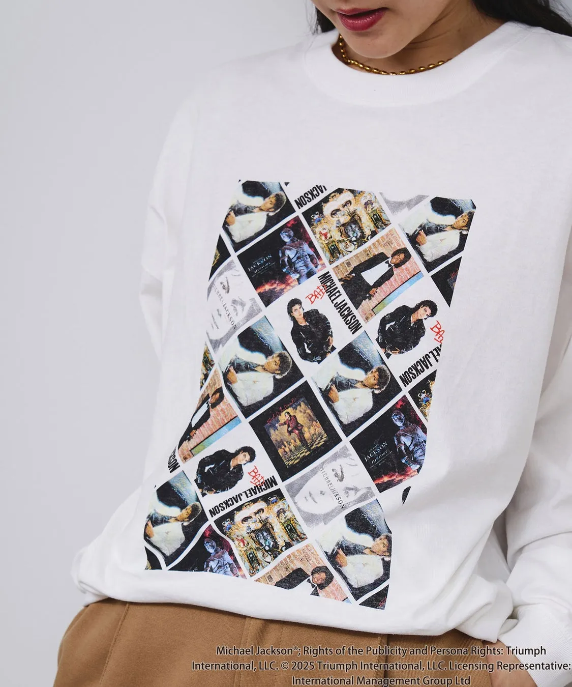 「KING OF POP」を纏う!ROSE BUDがマイケル・ジャクソン特別コレクションを初発表、ジェンダーレスで楽しめる全貌を公開! 10 白いトレーナーを着た女性が、マイケル・ジャクソンをモチーフにしたデザインの服を着ている写真です。